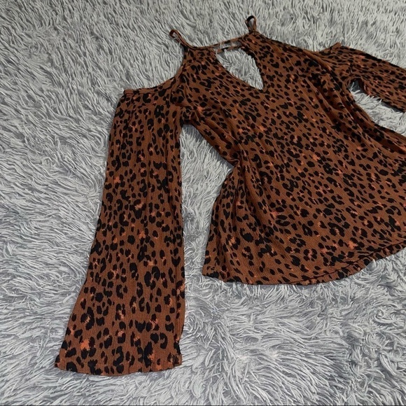 Mossimo Cold Shoulder Animal Print Top 5️⃣✖️3️⃣0️⃣ - Picture 2 of 7